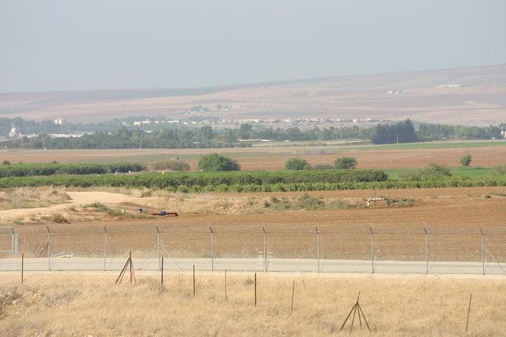 صورة لقرية الحمرا - فلسطين: : التقطت هذة الصورة لقرية الحمرا بتاريخ 26/10/2007