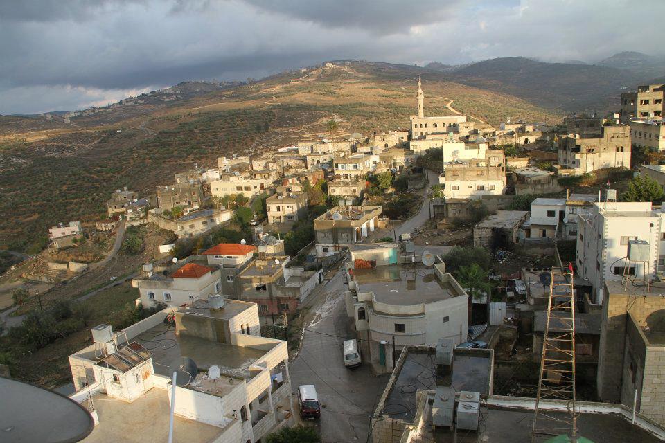 صورة لقرية صره - فلسطين: : صورة عن البلدة القديمة لقرية صرة مع اظهار المسجد الجديد للقرية