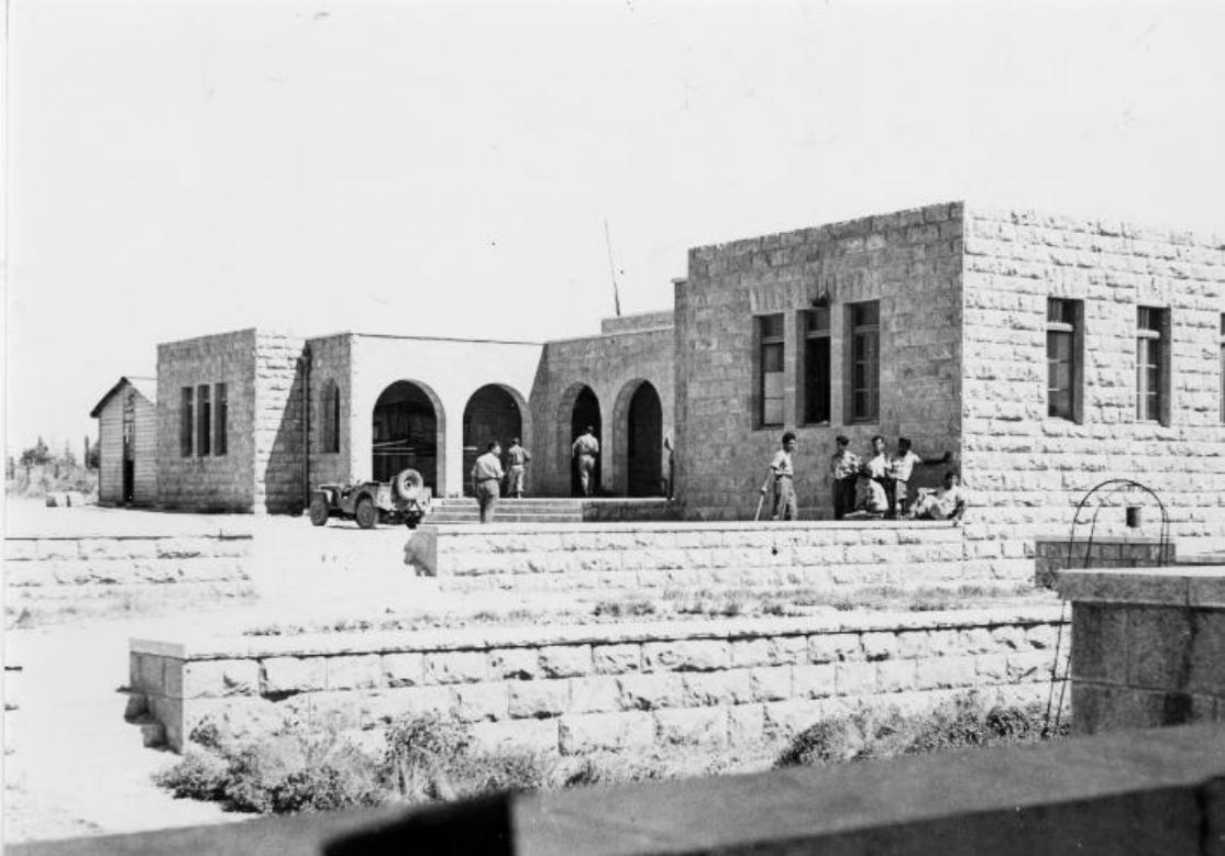 صورة لقرية دير عمرو - فلسطين: : Deir 'Amr orphanage after capture, 1948 -- دار الايتام بعد احتلال القرية