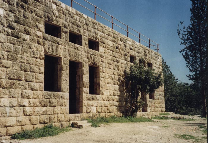 صورة لقرية بيت جيز - فلسطين: : مدرسة القرية المغتصبة، 2002